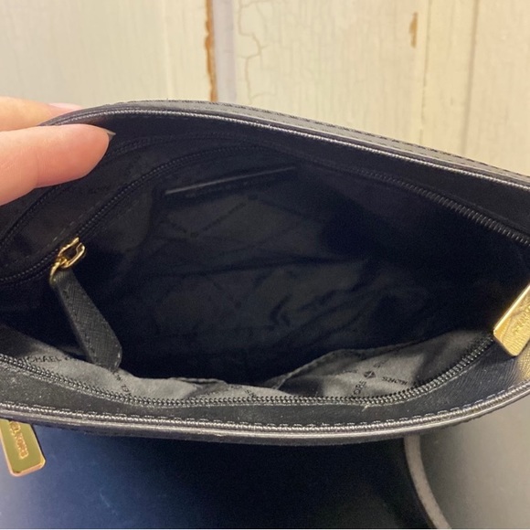 Michael Kors Crossbody. - Picture 2 of 3